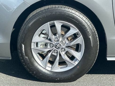Certified 2026 Toyota Sienna XLE FWD image 32