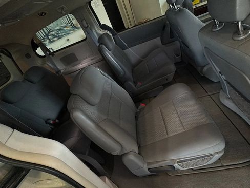 Used 2010 Chrysler Town & Country Touring FWD image 17