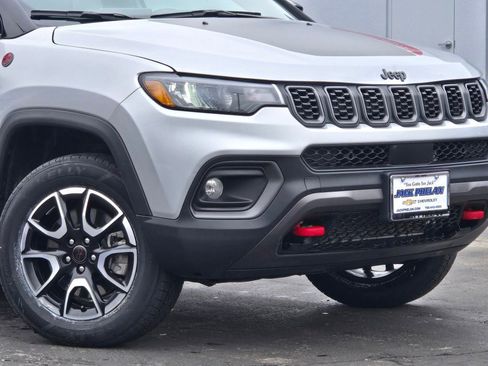 Used 2025 Jeep Compass Trailhawk AWD/4WD image 3