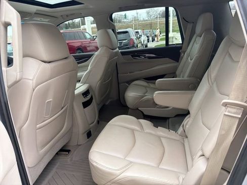 Used 2017 Cadillac Escalade Luxury image 5