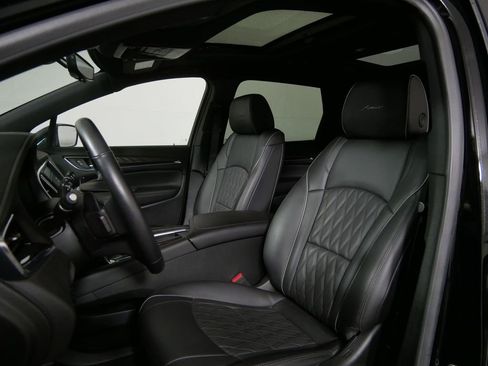 Used 2023 Buick Enclave Avenir image 11