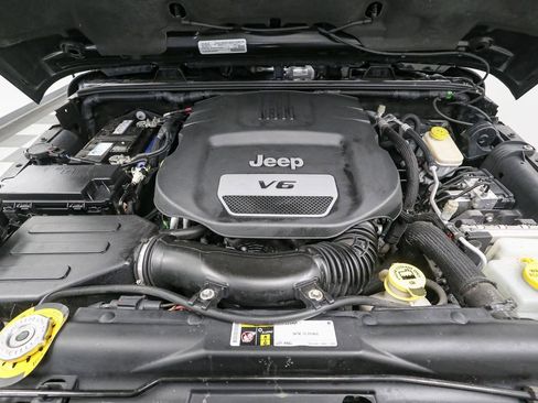Used 2016 Jeep Wrangler Unlimited Sahara w/ Dual Top Group AWD/4WD image 14