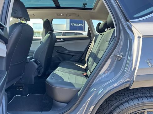 Used 2023 Volkswagen Taos SE w/ Panoramic Sunroof Package AWD/4WD image 5