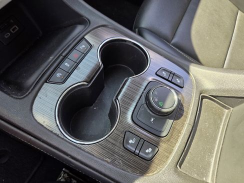 Certified 2023 GMC Acadia SLT FWD image 28