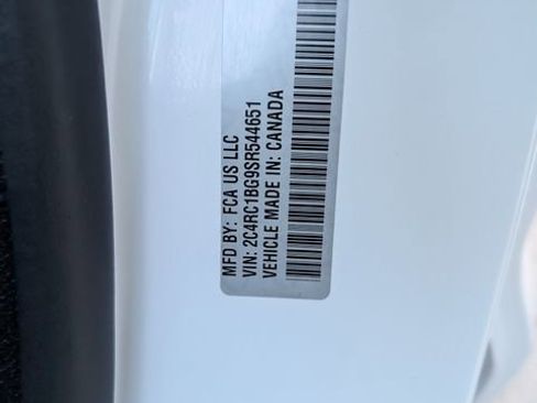 Used 2025 Chrysler Pacifica Select image 32