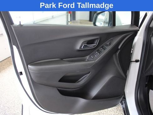 Used 2018 Chevrolet Trax LS AWD/4WD image 11