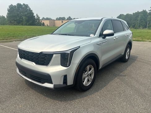 Used 2026 Kia Sorento LX FWD image 3