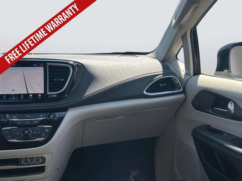 Used 2024 Chrysler Pacifica Limited FWD image 21