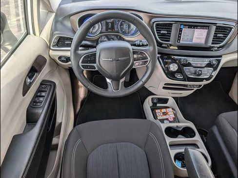 Used 2022 Chrysler Voyager LX FWD image 11