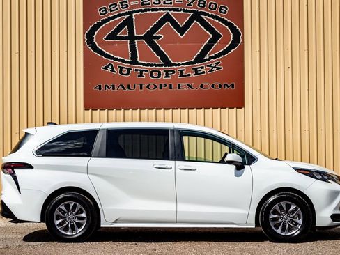 Used 2024 Toyota Sienna LE image 2