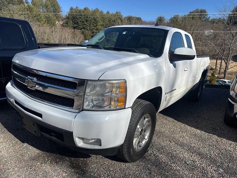 Used 2009 Chevrolet Silverado 1500 LTZ w/ Suspension Package, Off-Road image 2
