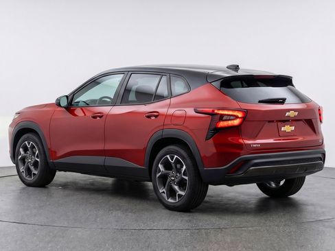 Used 2025 Chevrolet Trax LT FWD image 6