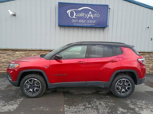 Used 2025 Jeep Compass Trailhawk AWD/4WD image 1