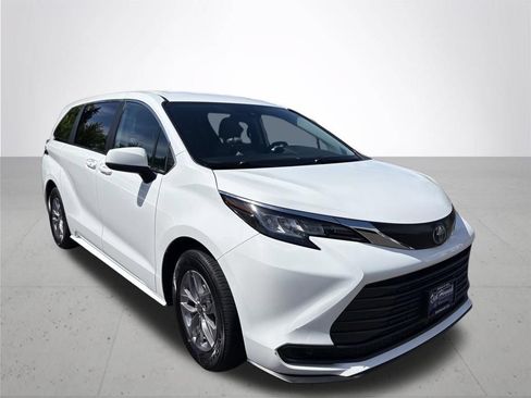 Used 2023 Toyota Sienna LE AWD/4WD image 5
