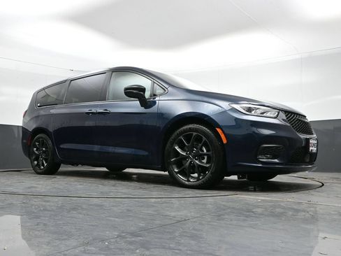 Used 2023 Chrysler Pacifica Limited w/ S Appearance Package FWD image 42
