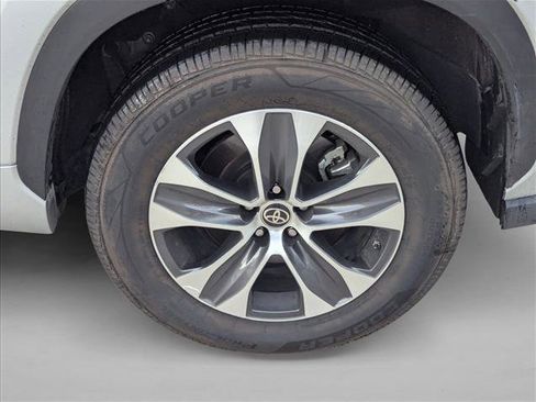 Used 2023 Toyota Highlander XLE FWD image 4