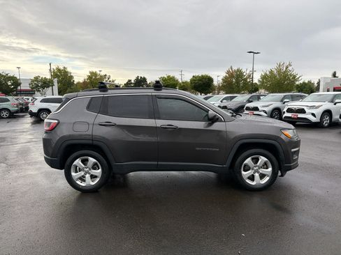 Used 2017 Jeep Compass Latitude AWD/4WD image 2