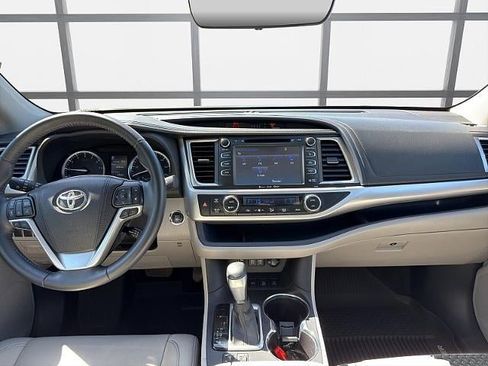 Used 2019 Toyota Highlander XLE AWD/4WD image 18