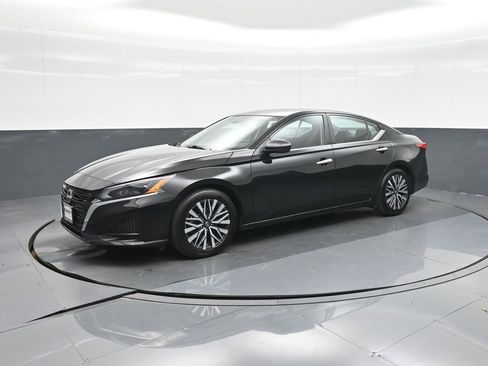 Used 2025 Nissan Altima 2.5 SV image 1