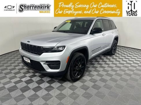 Used 2025 Jeep Grand Cherokee Altitude AWD/4WD image 1