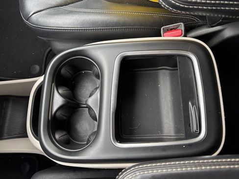 Used 2022 Chrysler Pacifica Touring-L image 45