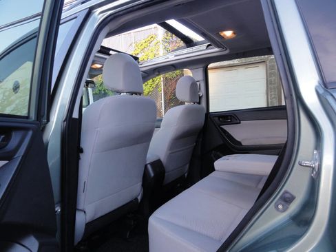 Used 2014 Subaru Forester 2.5i Premium w/ All-Weather Package AWD/4WD image 31