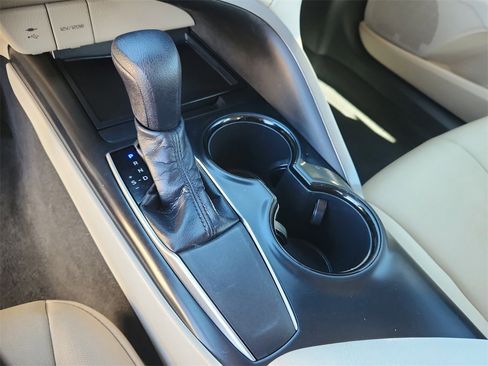 Used 2018 Toyota Camry LE image 23