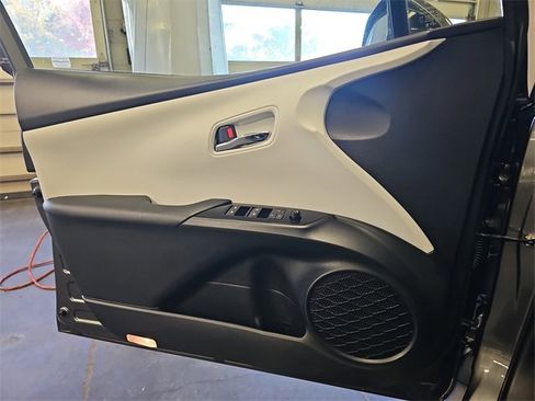 Used 2017 Toyota Prius Three image 27