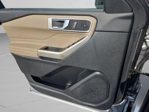 Used 2022 Ford Explorer XLT image 12