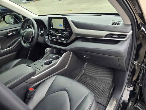 Certified 2022 Toyota Highlander XLE image 12