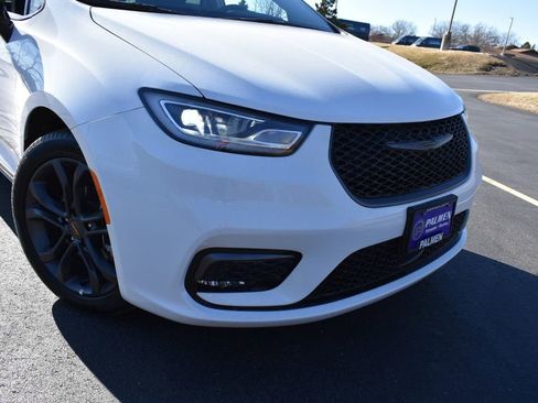 Used 2024 Chrysler Pacifica Touring-L w/ Uconnect Theater Family Group image 2