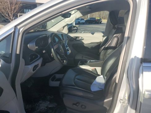 Used 2023 Chrysler Pacifica Touring-L image 5