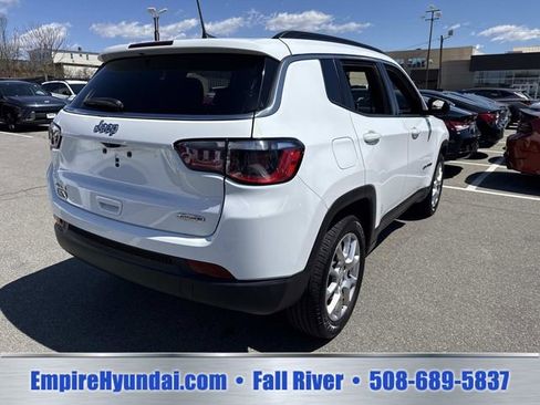 Used 2023 Jeep Compass Latitude w/ Sun and Sound Group AWD/4WD image 9