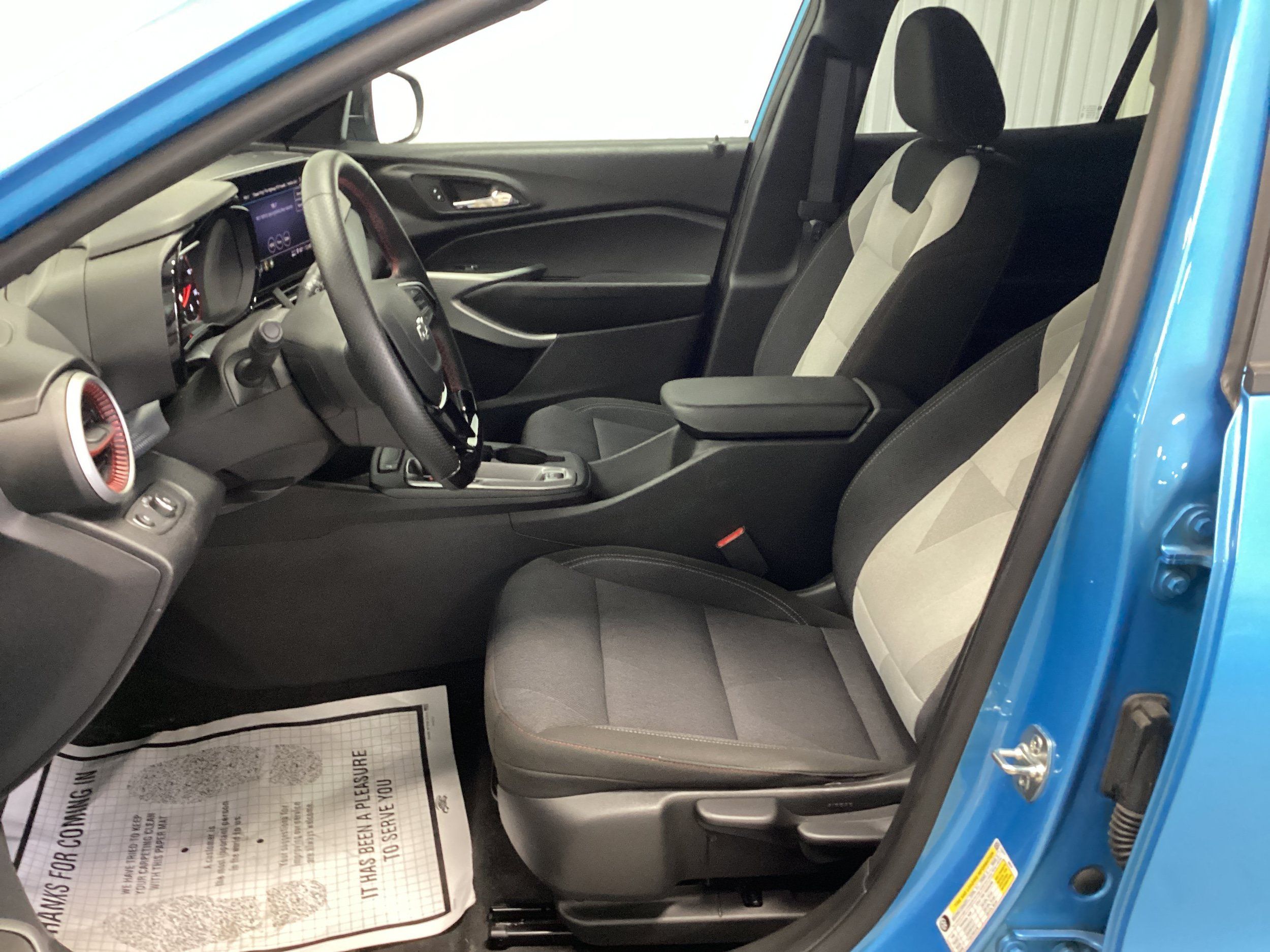 Used 2025 Chevrolet Trax RS FWD image 12