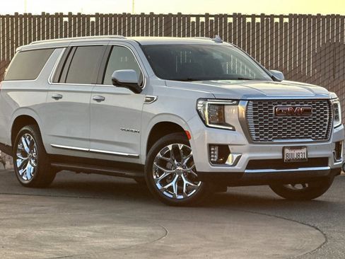 Used 2021 GMC Yukon XL SLT w/ SLT Luxury Package image 2