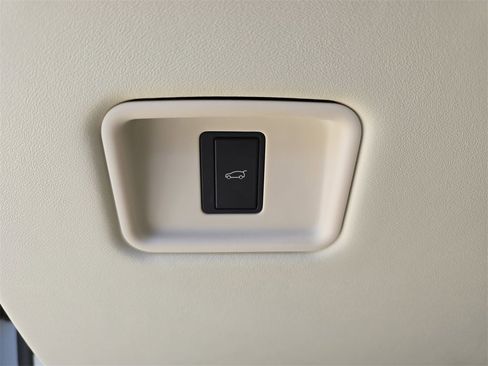 Certified 2024 Land Rover Range Rover SV image 27