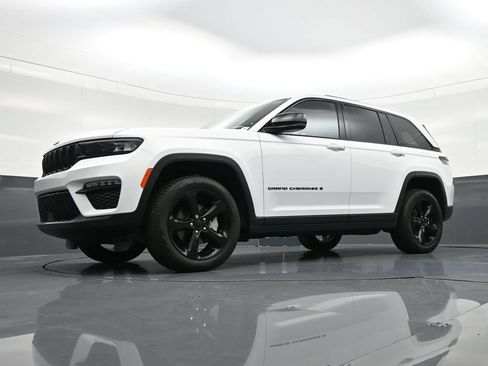 Used 2025 Jeep Grand Cherokee Limited w/ Black Appearance Package RWD image 23