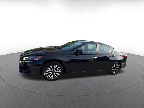 Used 2025 Nissan Altima 2.5 SV FWD image 8