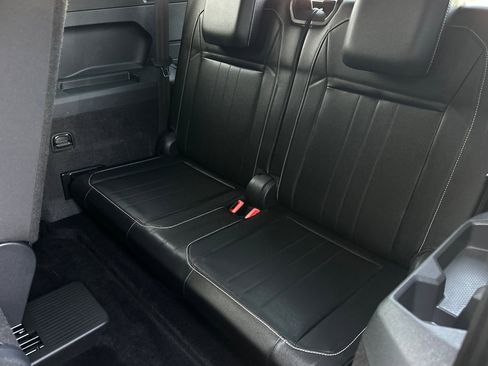 Certified 2022 Volkswagen Tiguan SE R-Line image 15