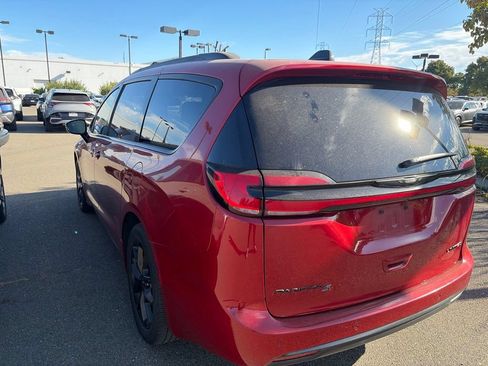 Used 2025 Chrysler Pacifica Limited FWD image 4