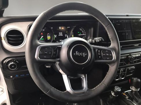 Used 2025 Jeep Wrangler Unlimited Sahara w/ Safety Group AWD/4WD image 13