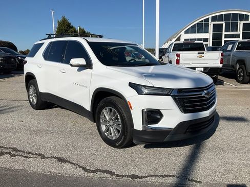 Used 2023 Chevrolet Traverse LT image 3
