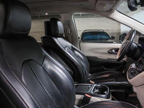 Used 2019 Chrysler Pacifica Limited w/ Advanced Safetytec Group FWD image 18