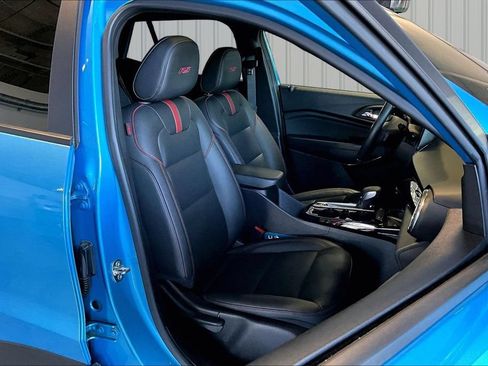 Used 2025 Chevrolet Trax RS w/ Sunroof Package FWD image 18