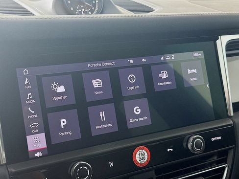 Certified 2025 Porsche Macan AWD/4WD image 15