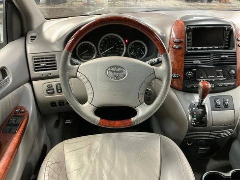 Used 2004 Toyota Sienna XLE Limited image 15