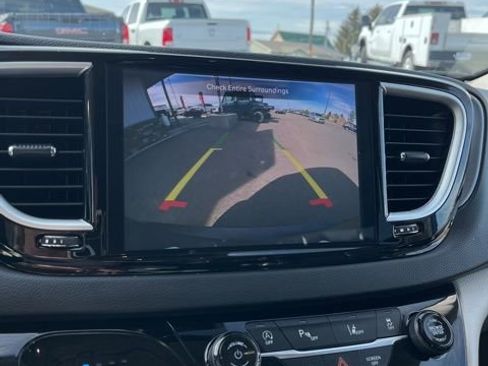 Used 2023 Chrysler Pacifica Touring-L image 46