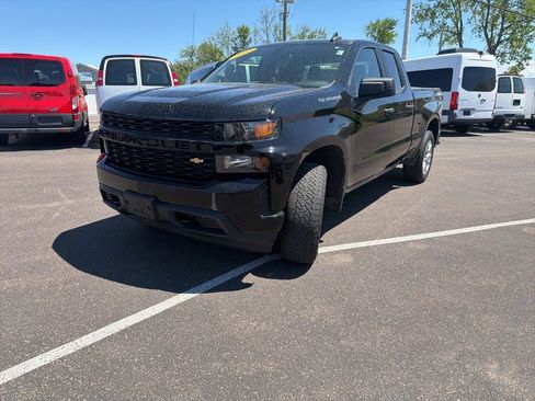 Used 2020 Chevrolet Silverado 1500 Custom w/ Custom Value Package AWD/4WD image 3