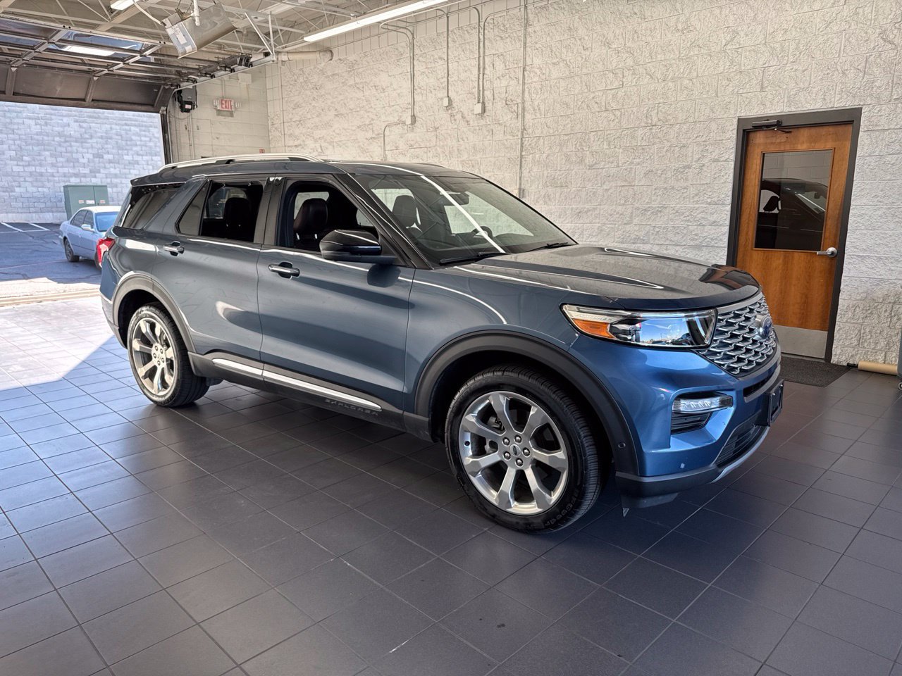 Used 2020 Ford Explorer Platinum w/ Premium Technology Package AWD/4WD image 1