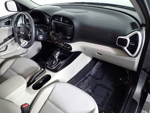 Used 2025 Kia Soul LX w/ LX Technology Package FWD image 43